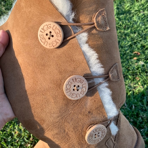 UGG 🔴 Bailey Button triplet In Chestnut - Picture 3 of 6